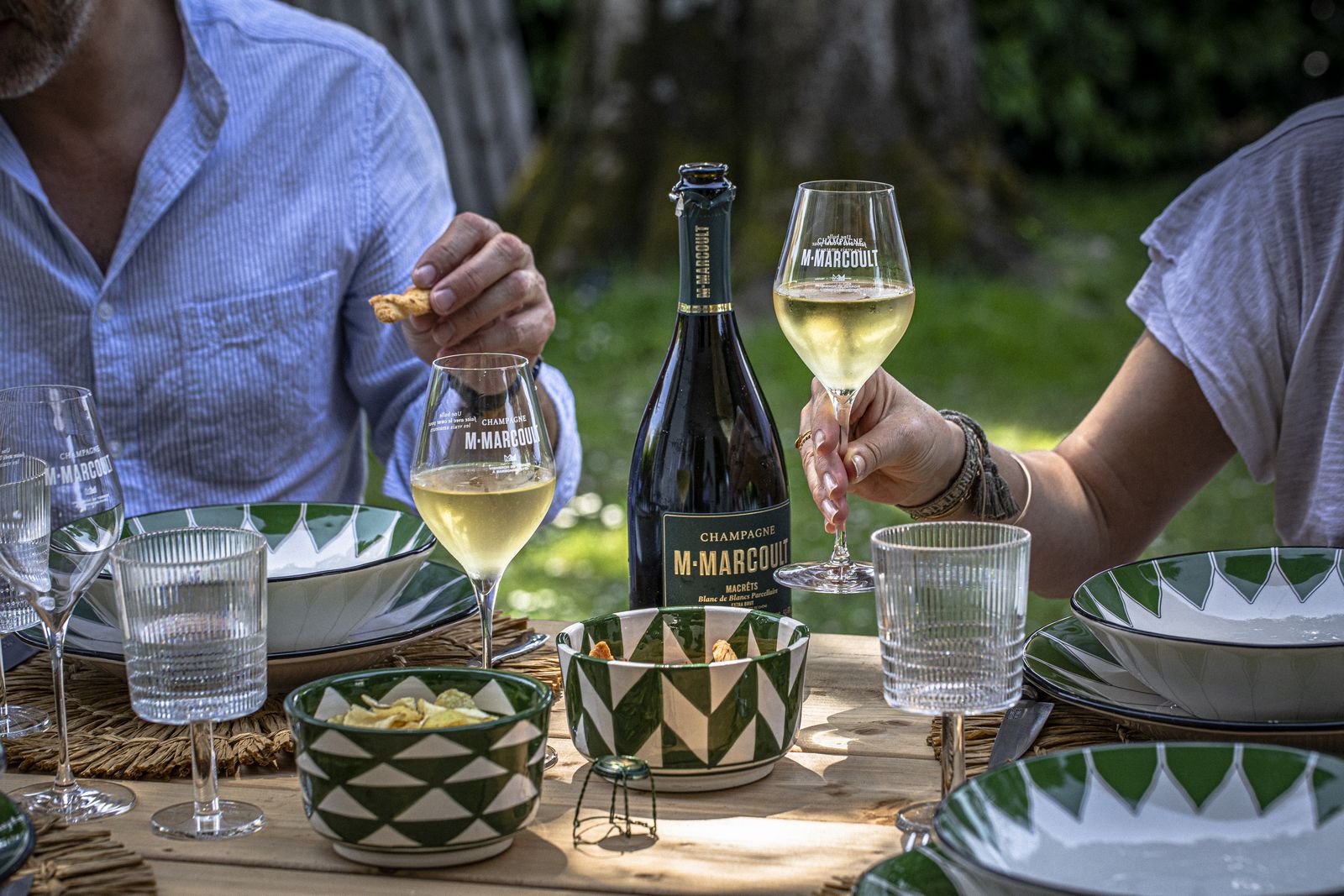 Champagne kitöltése egy elegáns étteremben